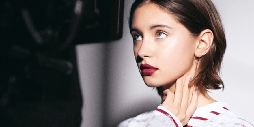 Iris Law, nouvelle égérie Burberry et de son rouge à lèvres Liquid Lip Velvet