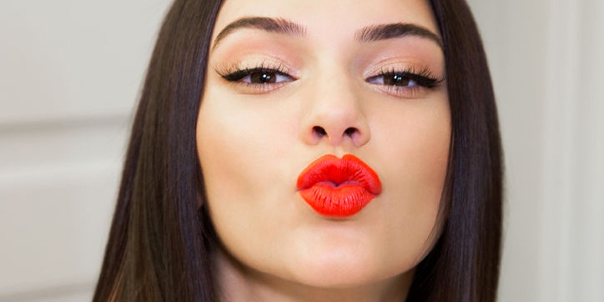 Tapis rouge à lèvres pour Kendall Jenner chez Estée Lauder