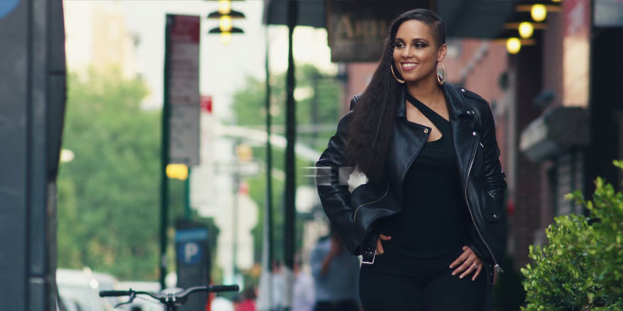 Alicia Keys, une égérie tonique pour les jeans Levi’s