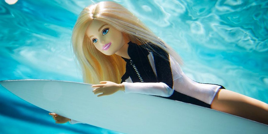 barbie a la piscine