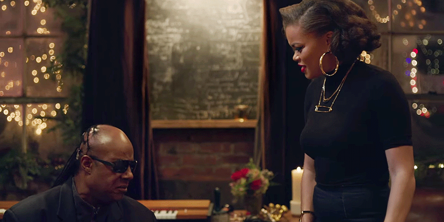 Stevie Wonder et Andra Day chantent Noël pour Apple