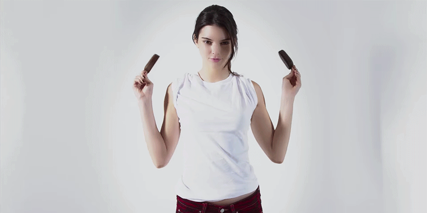 Kendall Jenner fait trempette avec un Magnum