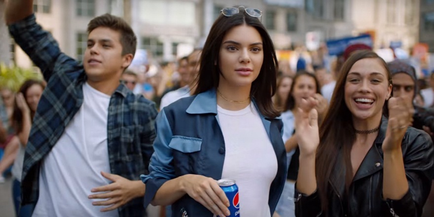 Kendall Jenner boit Pepsi Cola