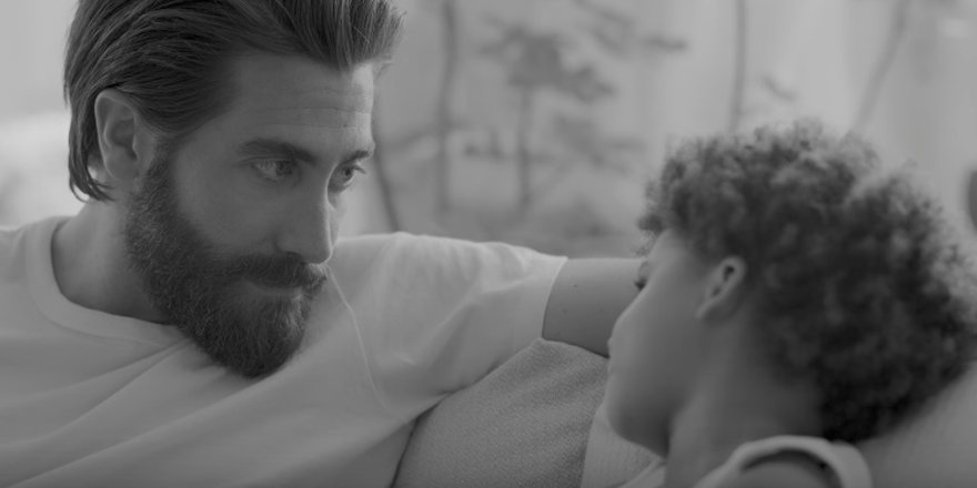 Jake Gyllenhaal en papa poule pour Calvin Klein