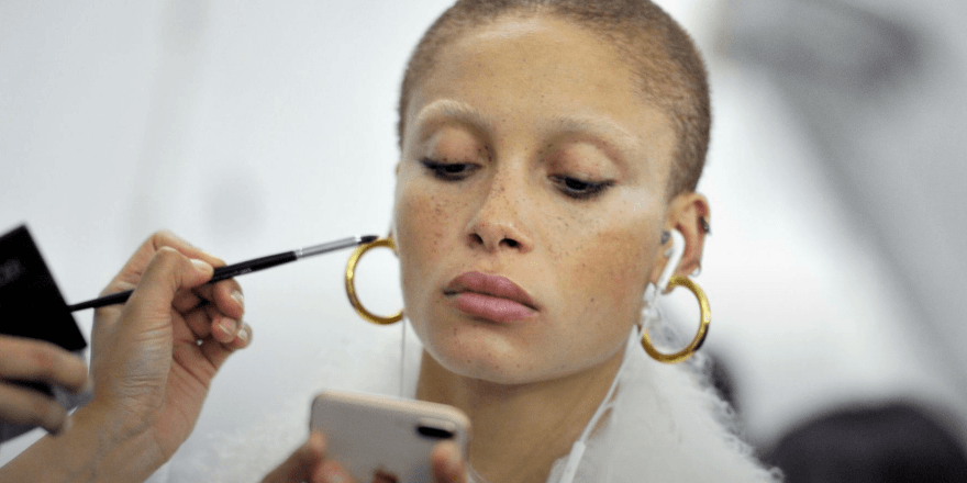 Adwoa Aboah en beauté pour Marc Jacobs